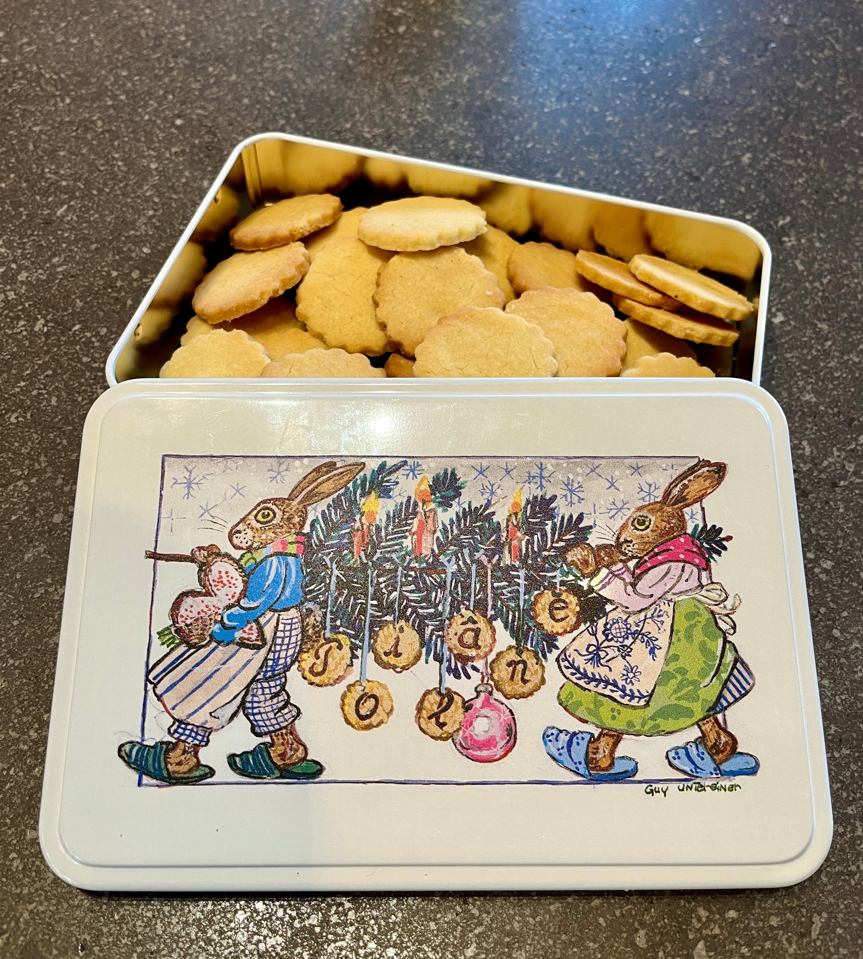 CHRISTMAS BOX AND PUNITIONS® BISCUITS