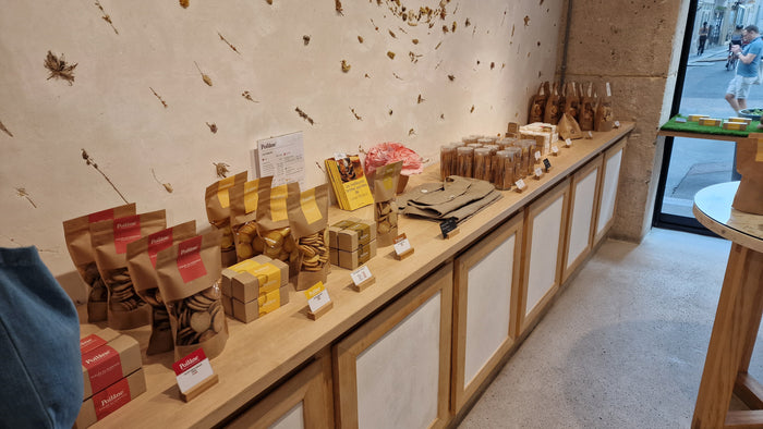 Intérieur de la boutique Poilâne rue de Lévis : sablés, biscuits et gourmandises sur le comptoir