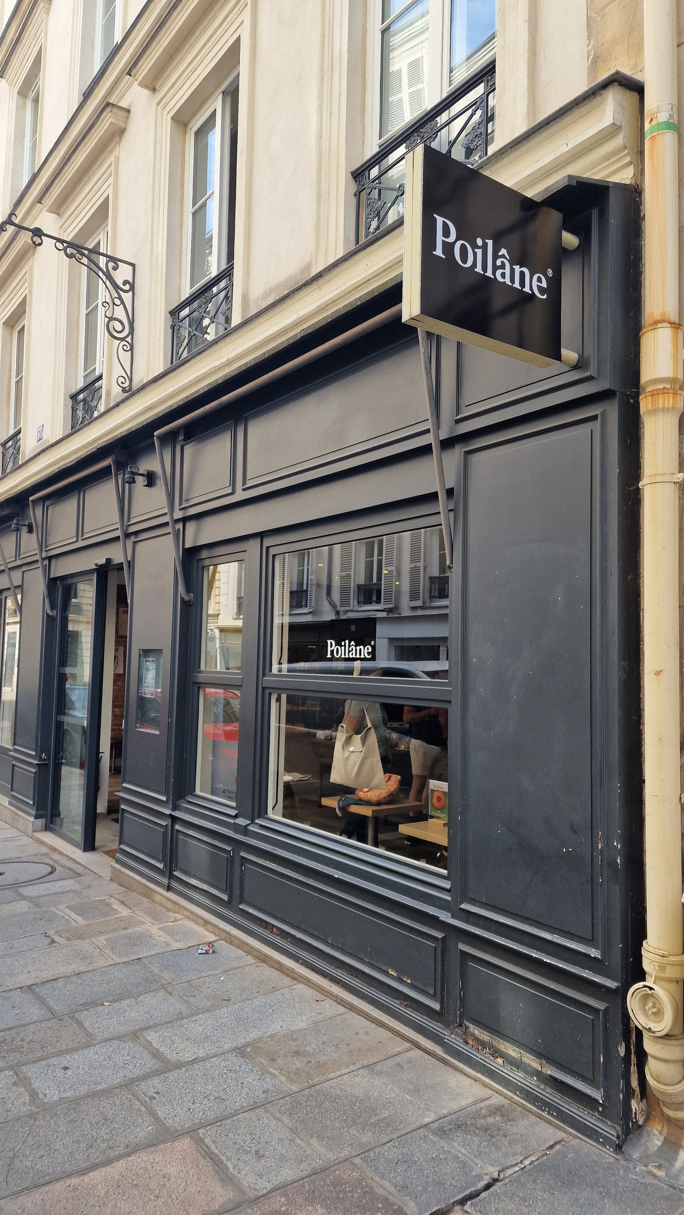 Enseigne et devanture de la boutique Poilâne du Marais à Paris 3e