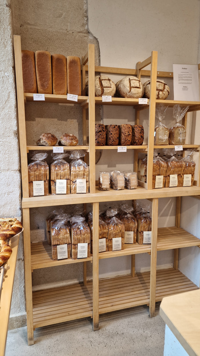 Étagère de pains Poilâne : pain de mie, pain de seigle, pain aux noix et biscottes, boutique rue de Lévis