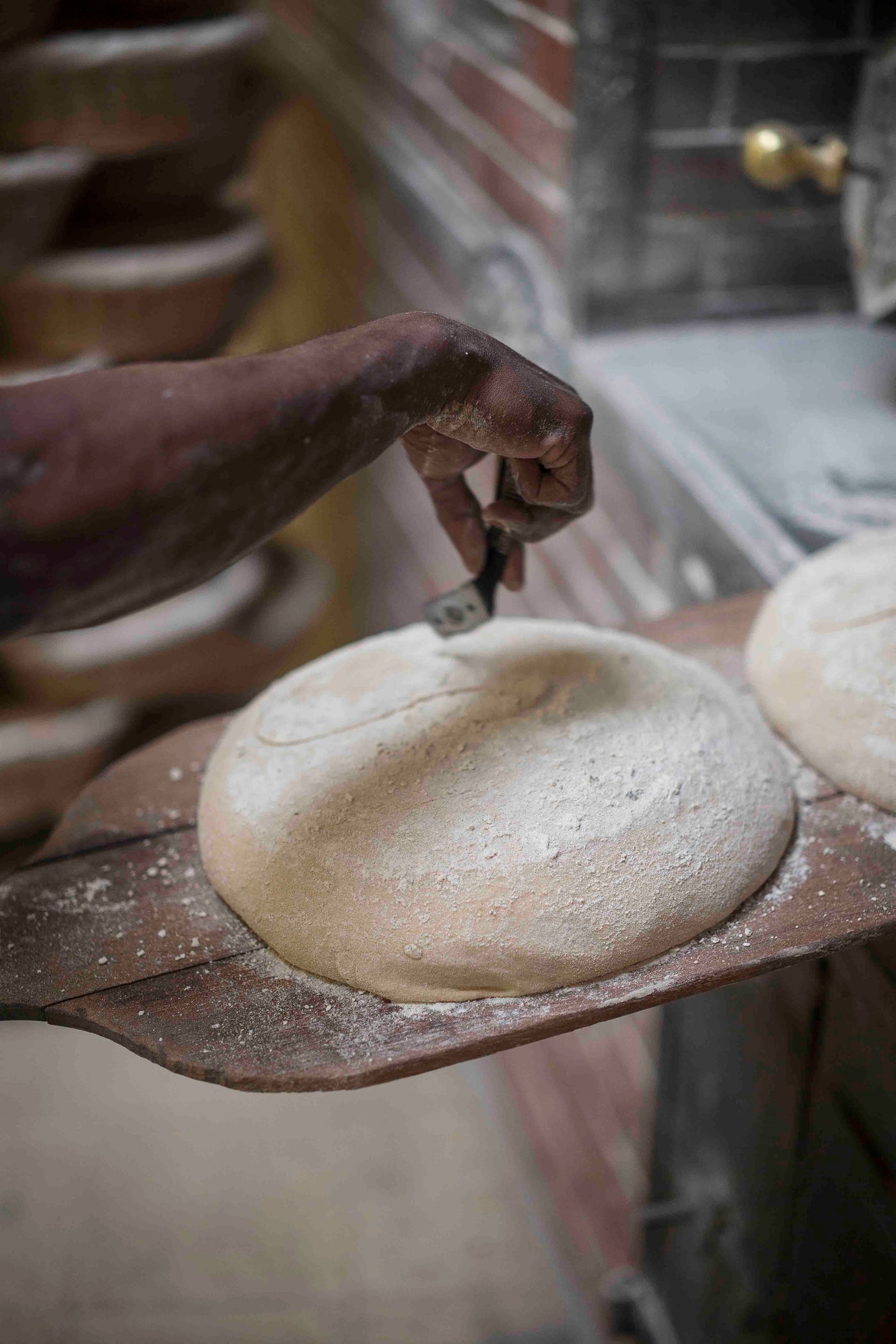 Savoir-faire Poilâne - Coupe artisanale de la pâte avant cuisson au four à bois