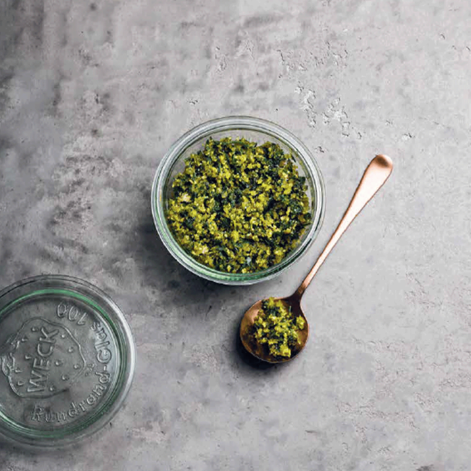 Pesto de persil et de pain aux noix