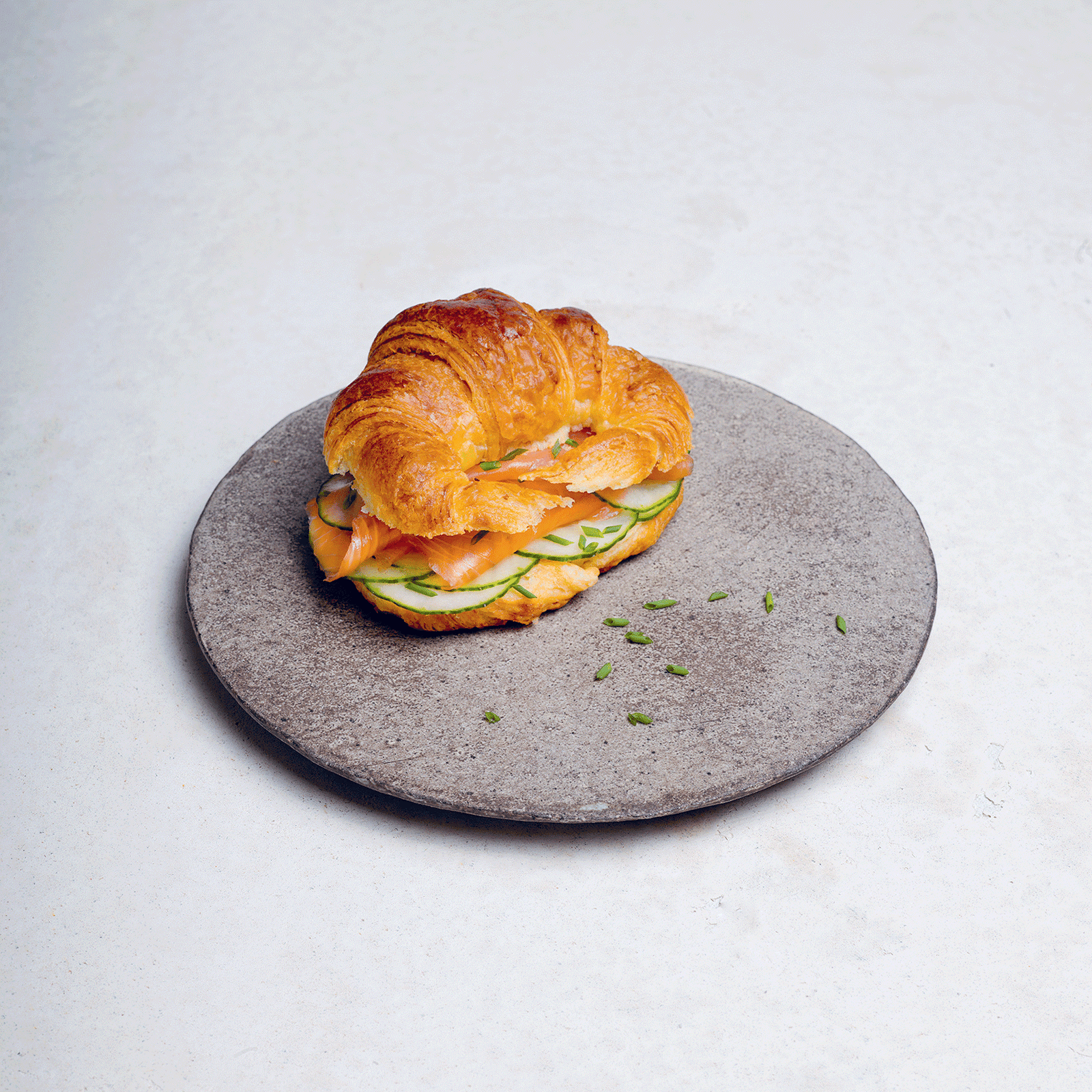 Sandwich de croissant saumon fumé et ciboulette
