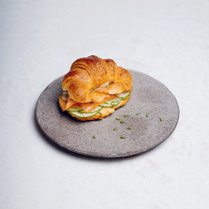 Sandwich de croissant saumon fumé et ciboulette