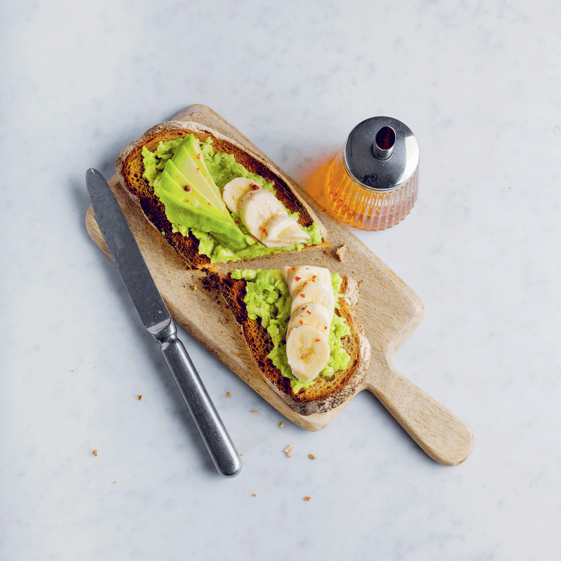 Tartine avocat, banane, citron vert