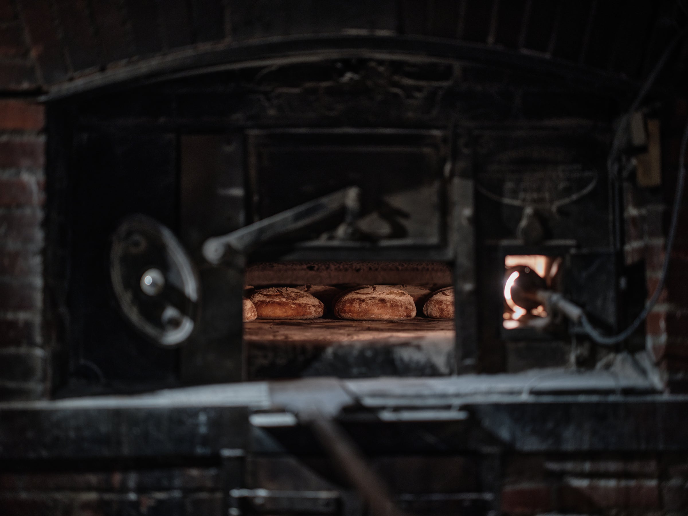 Savoir-faire artisanal de la boulangerie Poilâne – fabrication du pain au levain