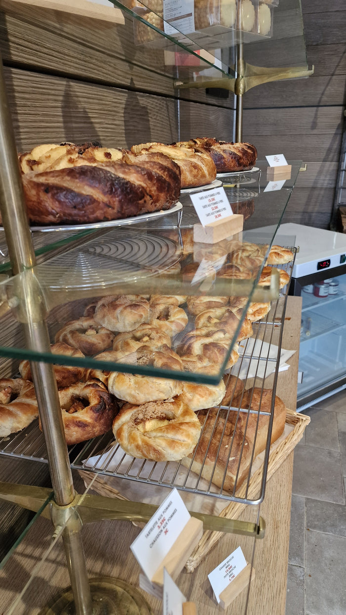 Tartes aux pommes et viennoiseries Poilâne en vitrine dans la boutique du Marais